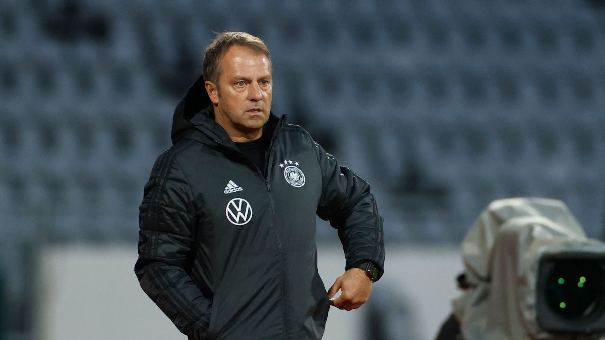 Nationalmannschaft im Flugzeug muss Zwischenlanden in Schottland: Hansi Flick steht beim Länderspiel an der Seitenlinie.