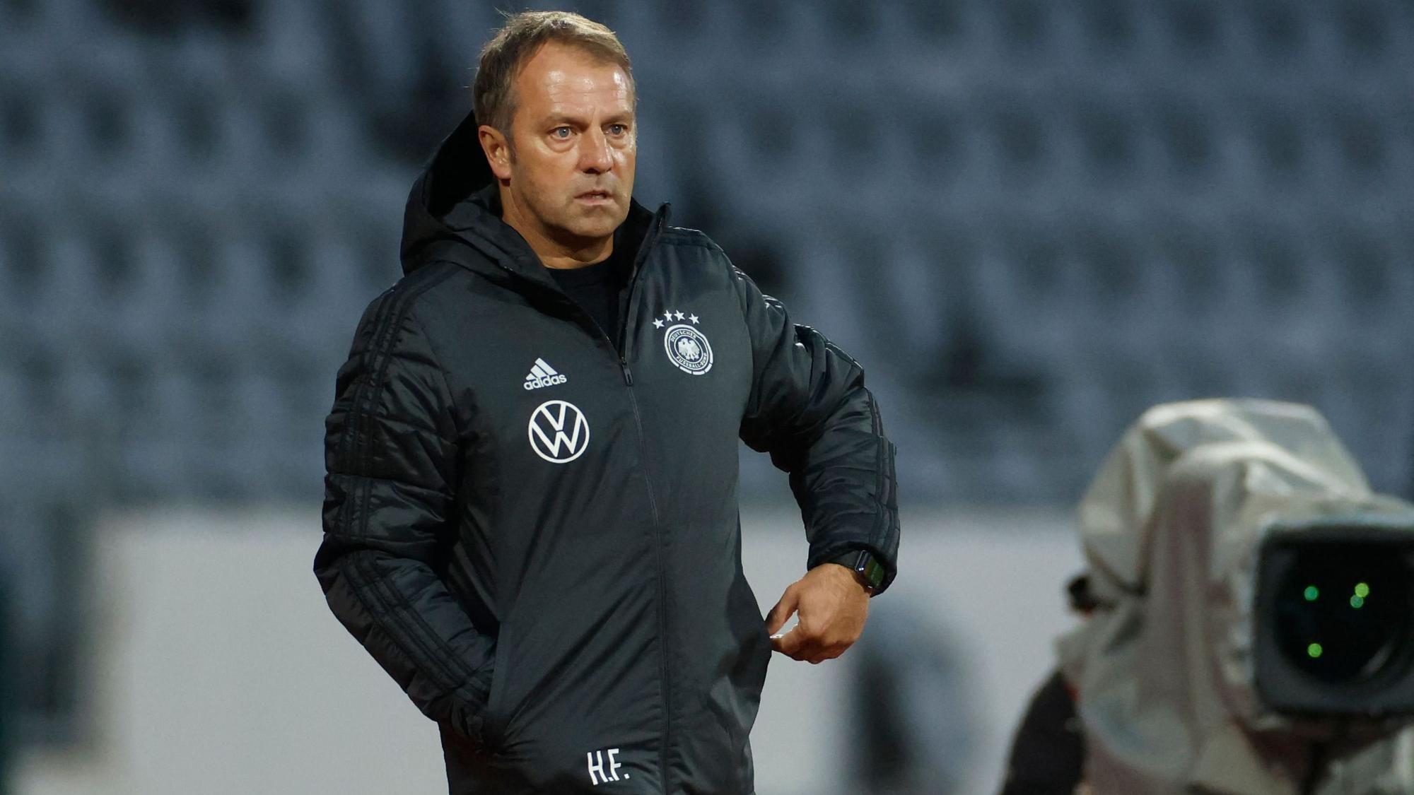 Nationalmannschaft im Flugzeug muss Zwischenlanden in Schottland: Hansi Flick steht beim Länderspiel an der Seitenlinie.
