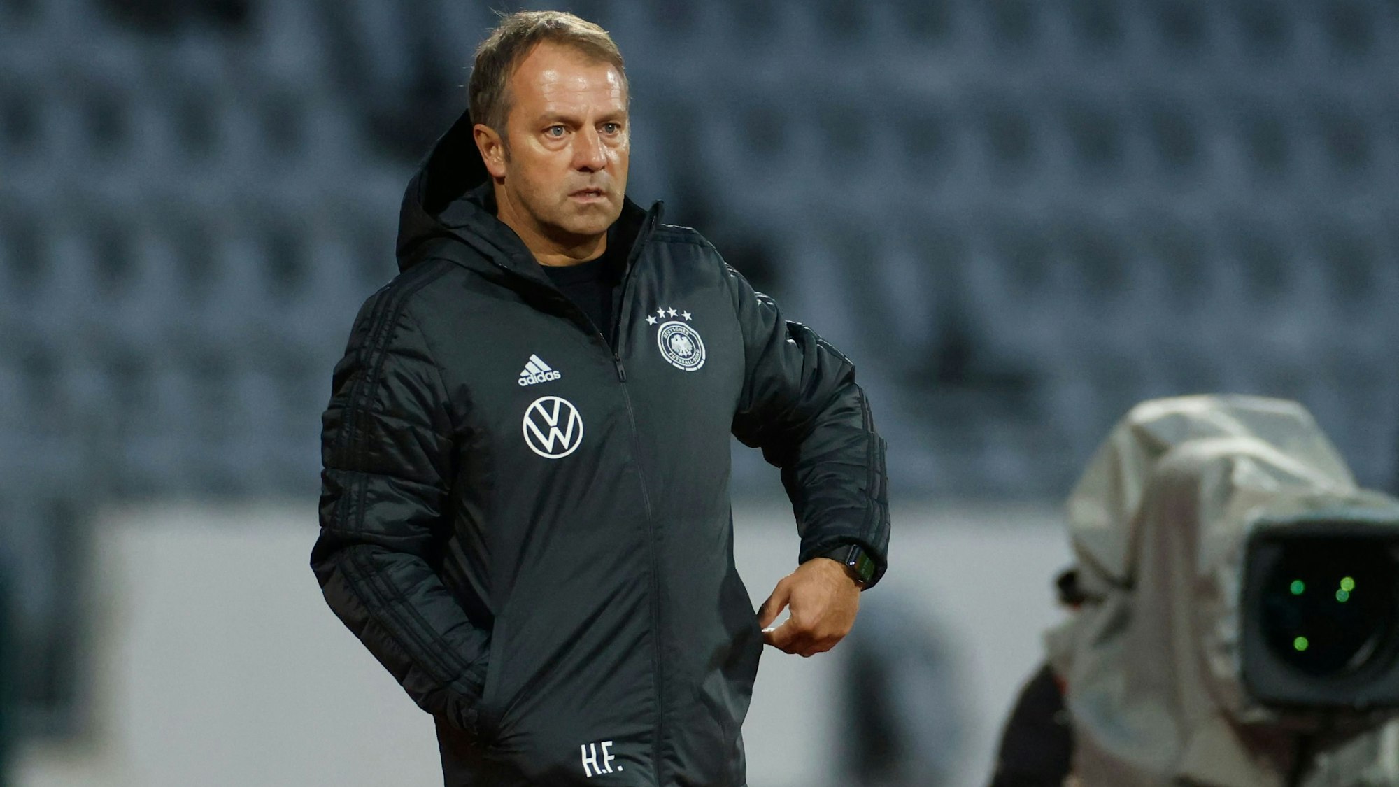 Nationalmannschaft im Flugzeug muss Zwischenlanden in Schottland: Hansi Flick steht beim Länderspiel an der Seitenlinie.