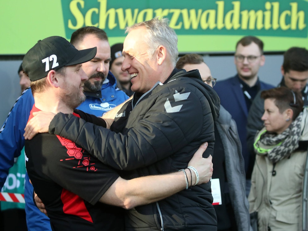Steffen Baumgart und Christian Streich umarmen sich.