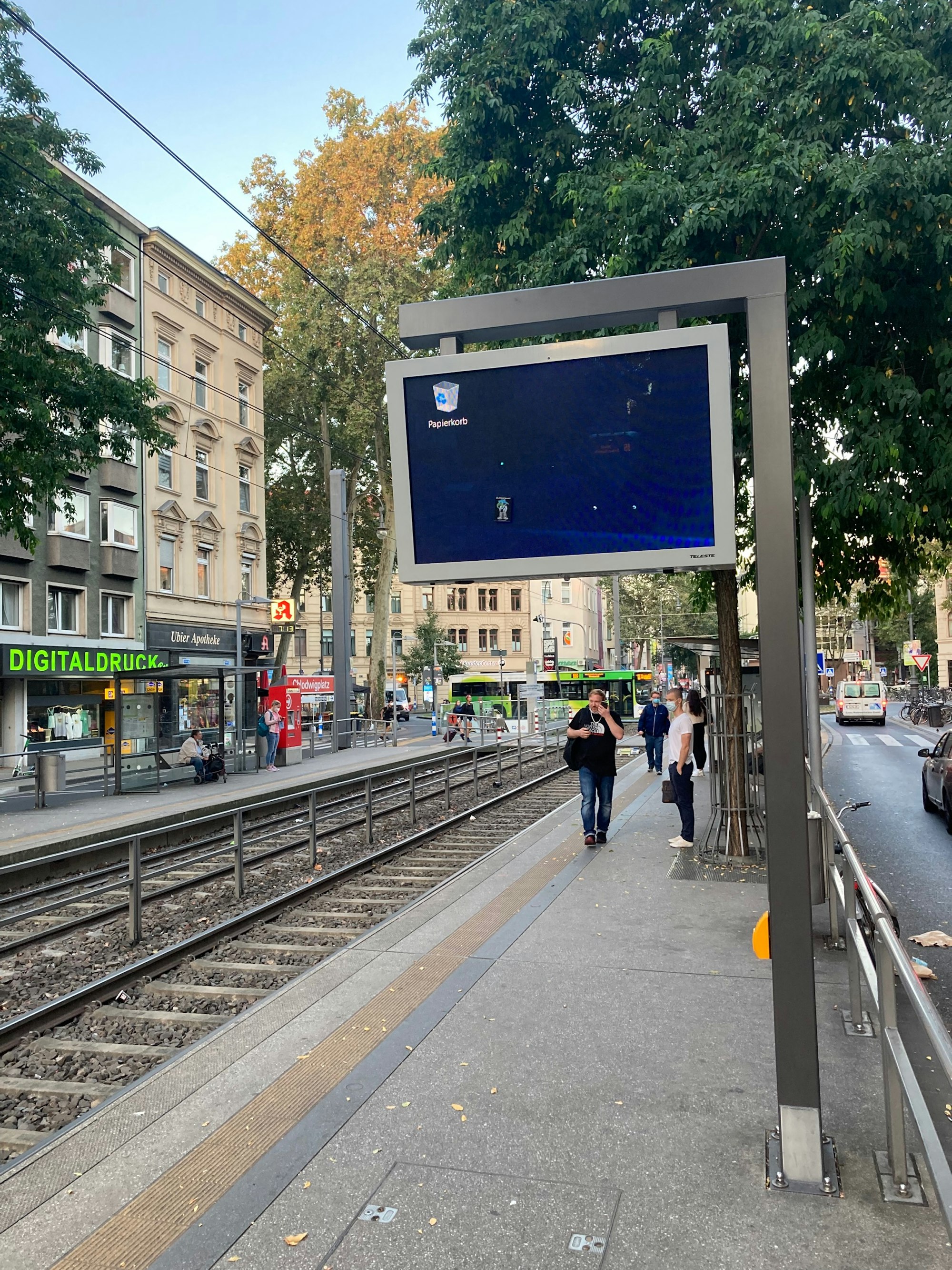 Ein neuer Fahrgastanzeiger an der Haltestelle Chlodwigplatz zeigt das von Windows bekannte Papierkorb-Symbol statt der nächsten Abfahrtszeiten.