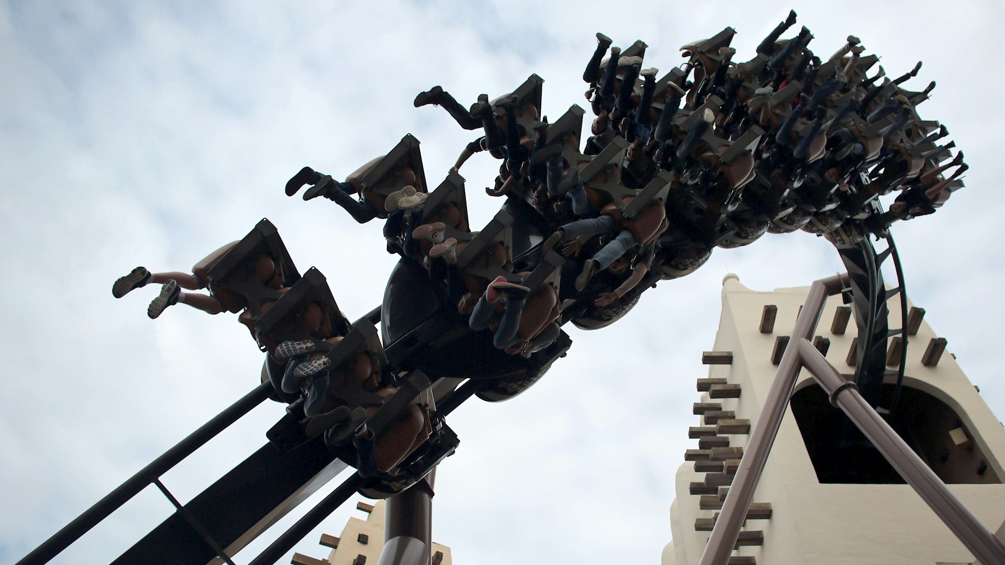 Besucher fahren im Freizeitpark Phantasialand mit einer Achterbahn.