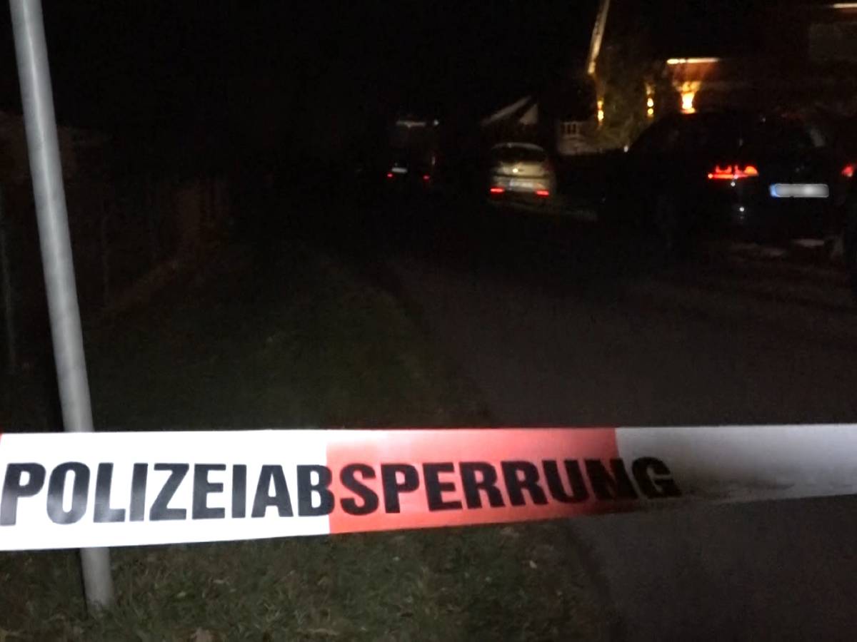 In Brühl hat eine Frau während eines Ehestreits mehrfach den Wagen ihres Mannes gerammt. Die Polizei nahm der 32-Jährigen den Führerschein ab. Das Foto zeigt ein Absperrband der Polizei am 22. November 2020 in Aland (Sachsen-Anhalt).