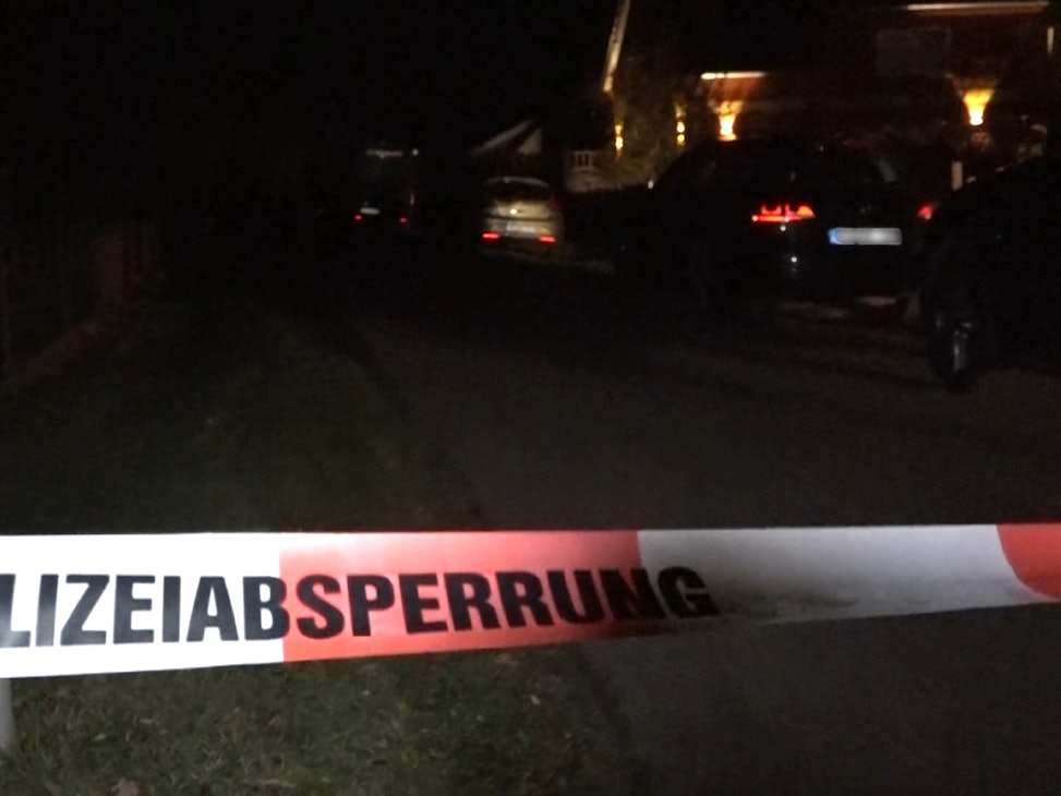 In Brühl hat eine Frau während eines Ehestreits mehrfach den Wagen ihres Mannes gerammt. Die Polizei nahm der 32-Jährigen den Führerschein ab. Das Foto zeigt ein Absperrband der Polizei am 22. November 2020 in Aland (Sachsen-Anhalt).