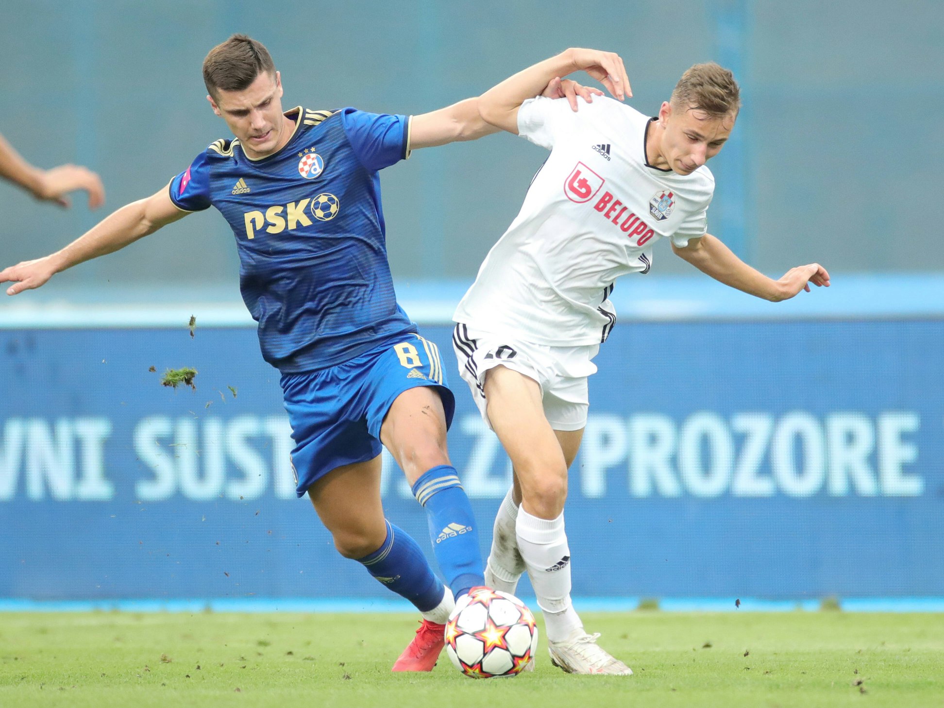 Lovro Zvonarek und Amer Gojak im Zweikampf.