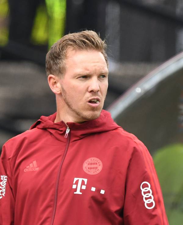 Bayerns Trainer Julian Nagelsmann während des Spiels an der Seitenlinie.