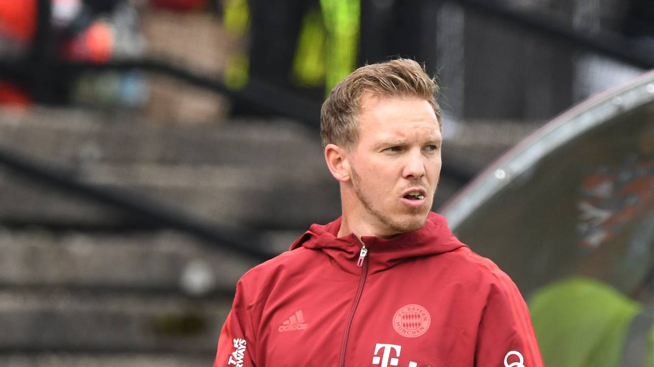 Bayerns Trainer Julian Nagelsmann während des Spiels an der Seitenlinie.