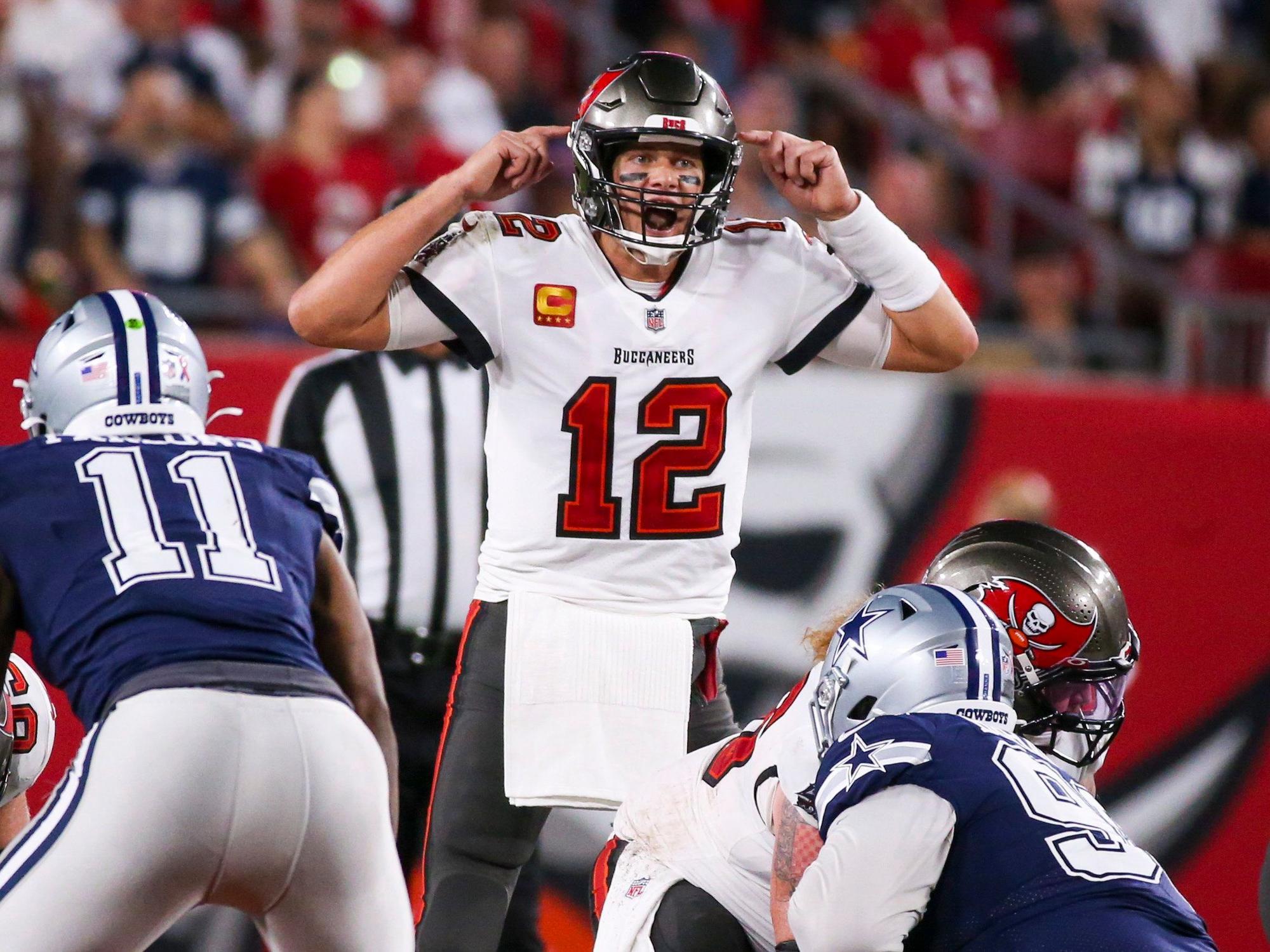 Tom Brady koordiniert seine Offensive gegen die Dallas Cowboys