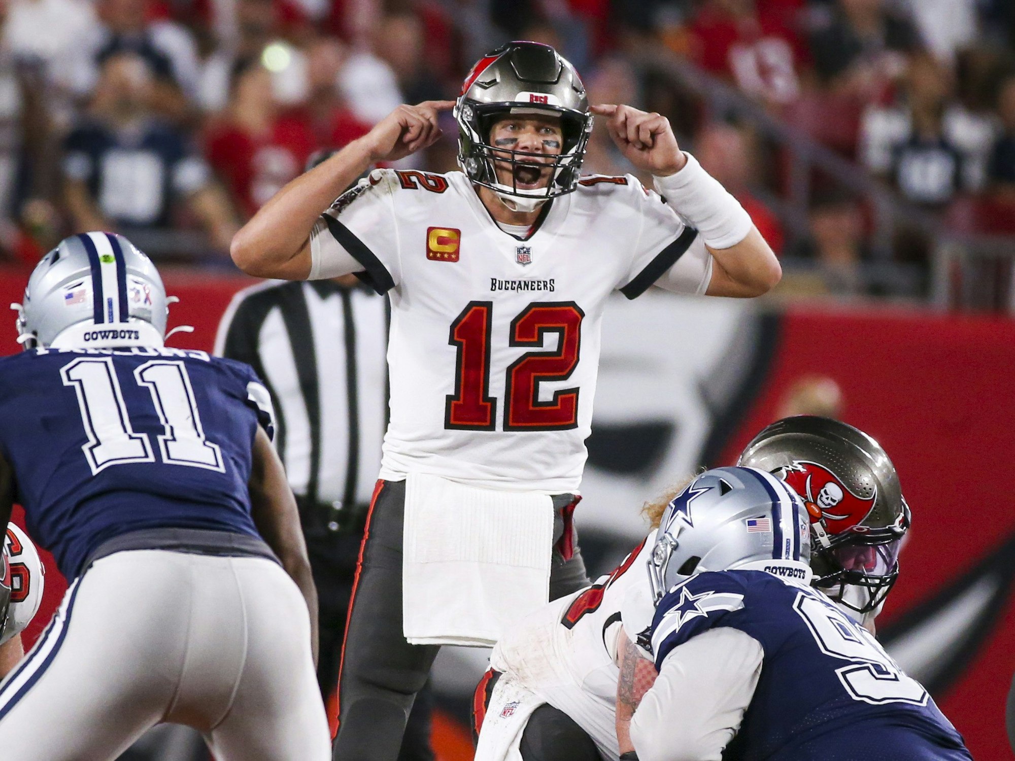 Tom Brady koordiniert seine Offensive gegen die Dallas Cowboys