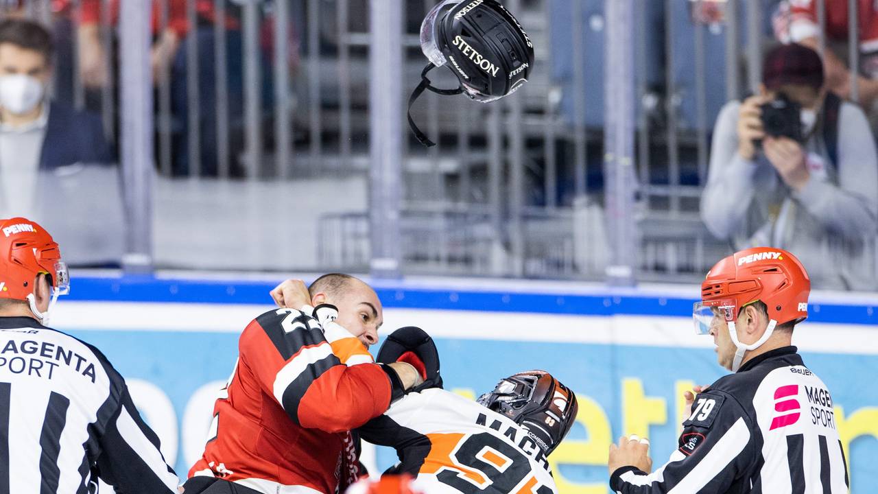 Kölns Maximilian Glötzl (l) und Wolfsburgs Spencer Machacek liefern sich einen Faustkampf, der für beide Spieler mit je einer 5-Minuten-Zeitstrafe wegen übertriebener Härte endet.