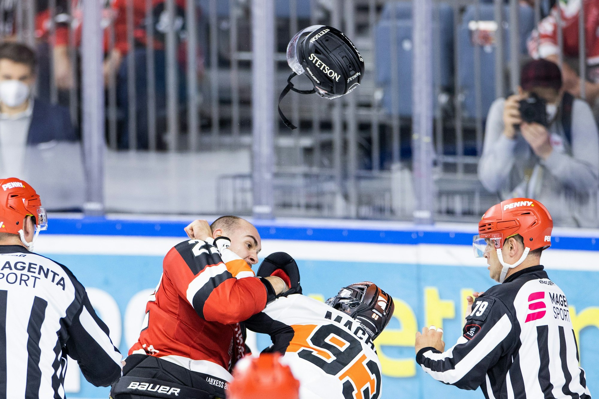 Kölns Maximilian Glötzl (l) und Wolfsburgs Spencer Machacek liefern sich einen Faustkampf, der für beide Spieler mit je einer 5-Minuten-Zeitstrafe wegen übertriebener Härte endet.