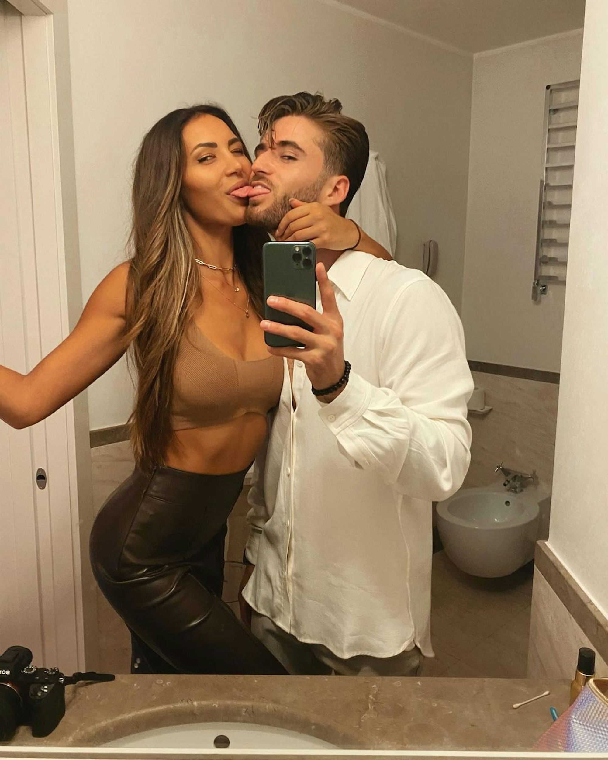 Fitness-Model Lindsey van der Hoeven und Freund Chico Rose küssen sich