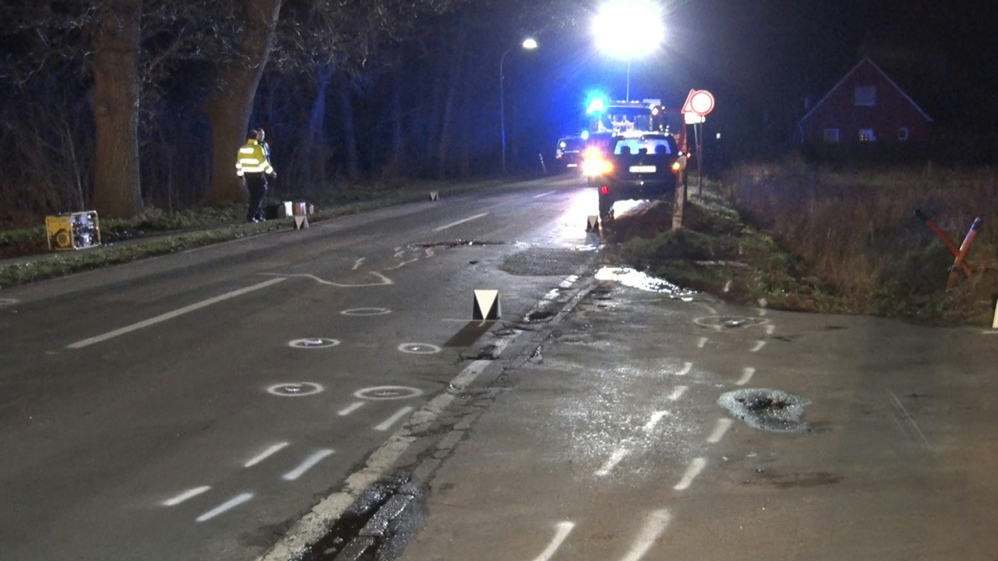 Die Unfallstelle in Lähden (Niedersachsen), an der am Februar 2020 ein 59 Jahre alter Fußgänger von einem Auto angefahren und tödlich verletzt wurde.