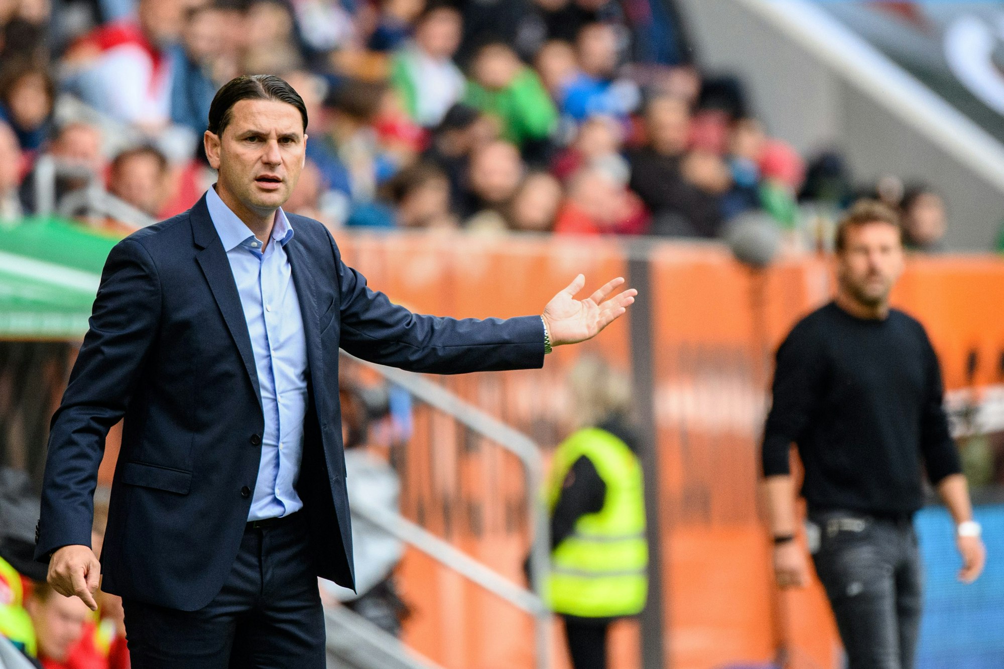 Trainer Gerardo Seoane dirigiert seine Leverkusener Mannschaft.