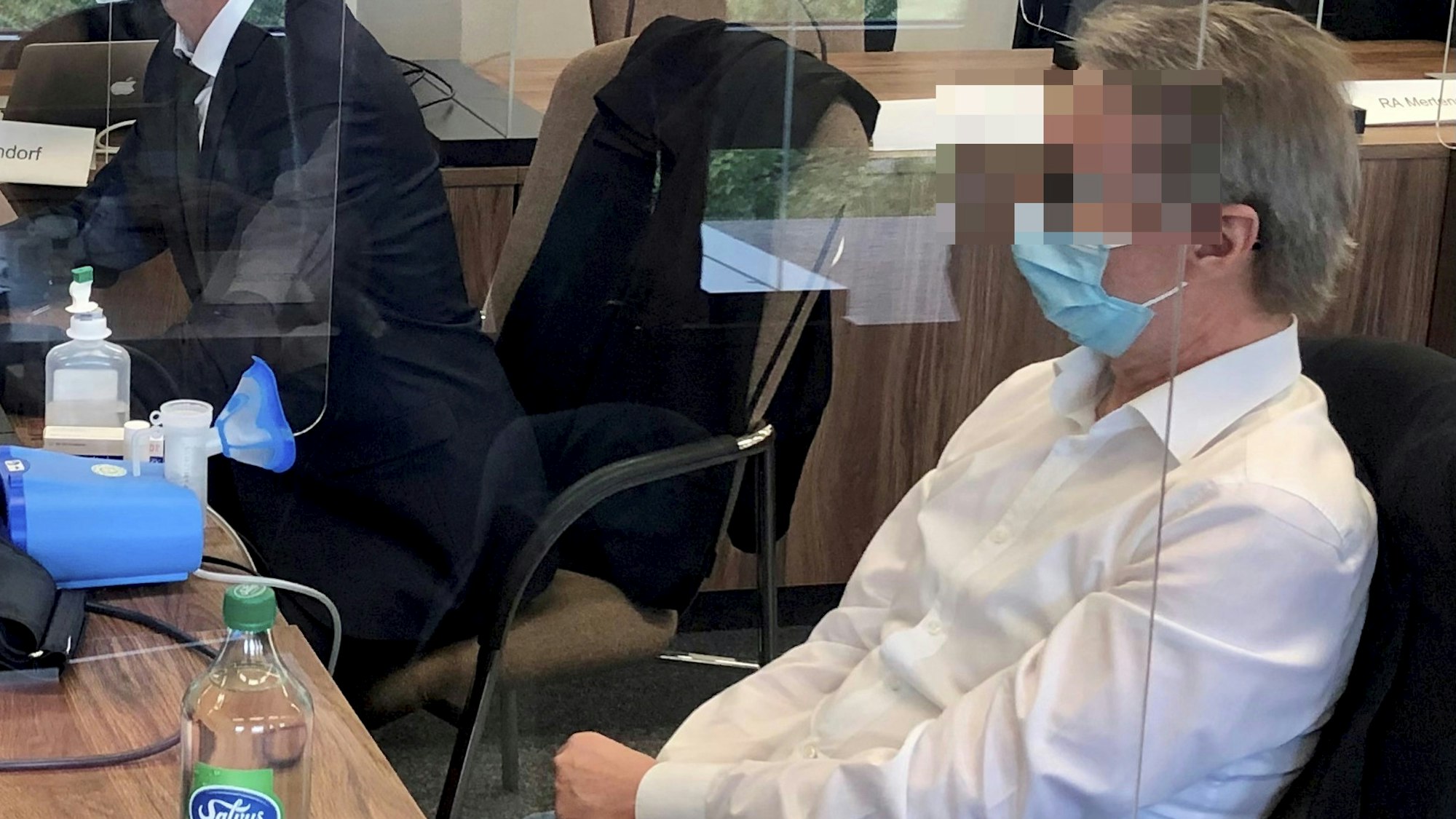 Ein Angeklagter sitzt im Gerichtssaal.