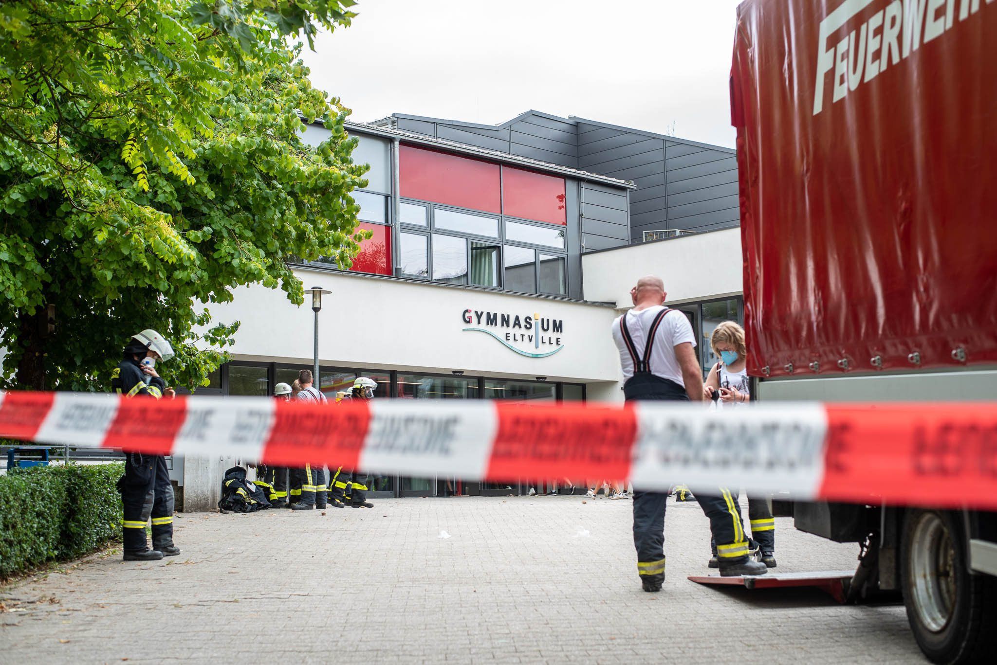 Ein Absperrband vor dem Gymnasium in Eltville im Rheingau-Taunus-Kreis: Die Schule wurde geräumt, nachdem mehrere Personen Atemwegsreizungen hatten.