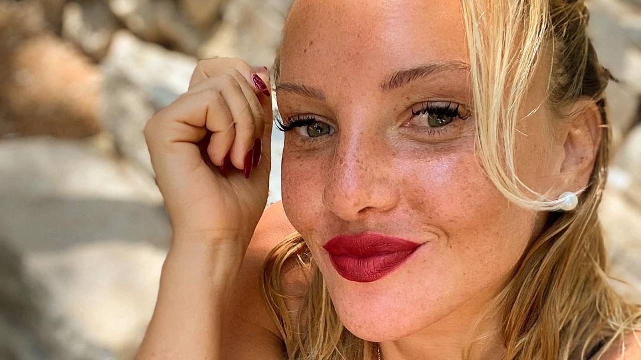 Evelyn Burdecki grinst in die Kamera.