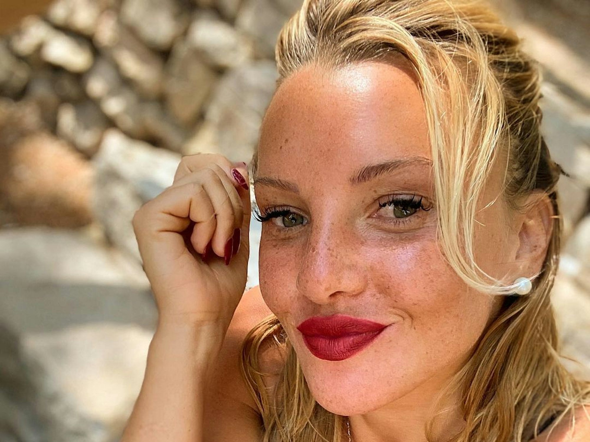 Evelyn Burdecki grinst in die Kamera.