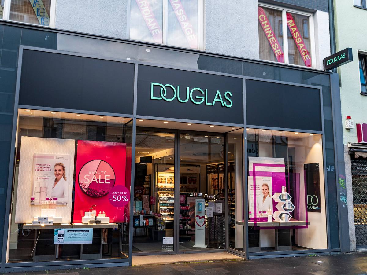 Die Parfümerie Douglas auf der Ehrenstraße von außen.