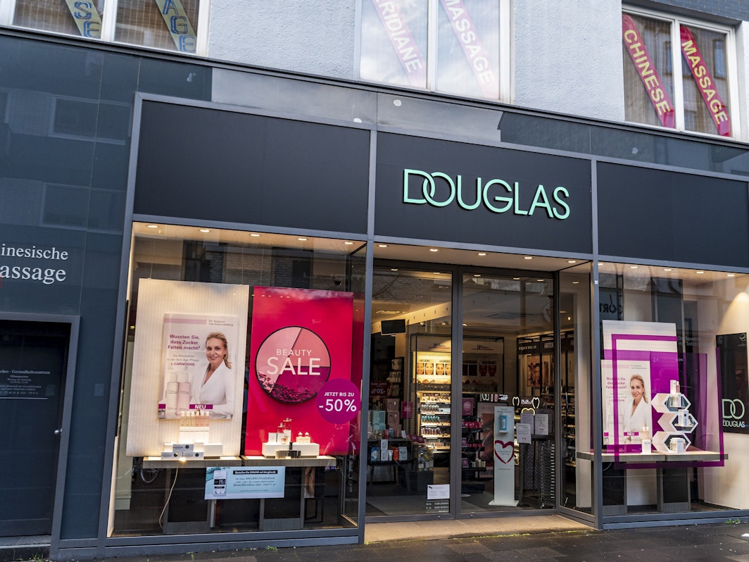 Die Parfümerie Douglas auf der Ehrenstraße von außen.