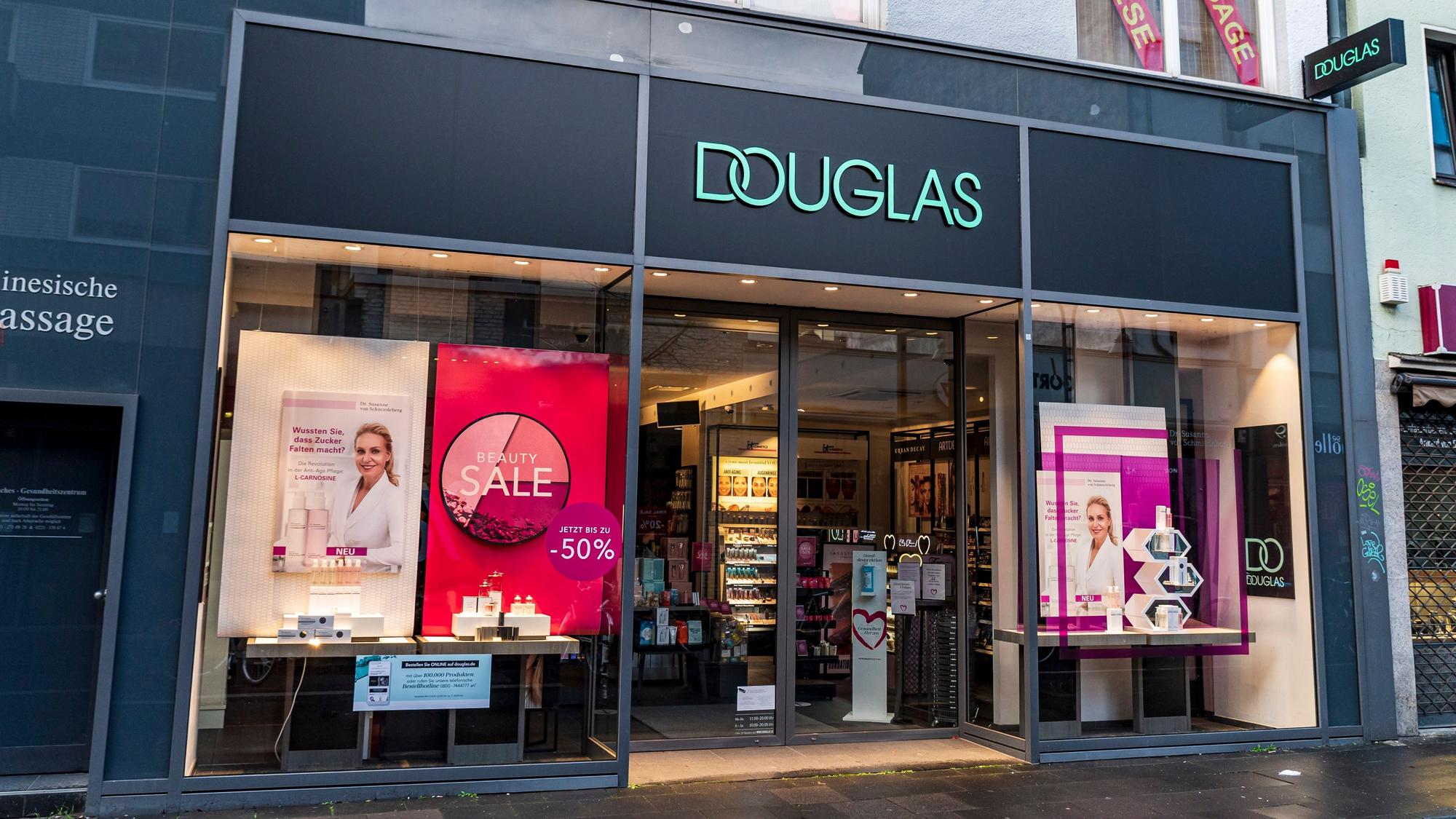 Die Parfümerie Douglas auf der Ehrenstraße von außen.