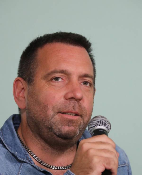 Ikke Hüftgold spricht beim Köln-Talk Loss mer schwade am 9.9. in Pulheim.