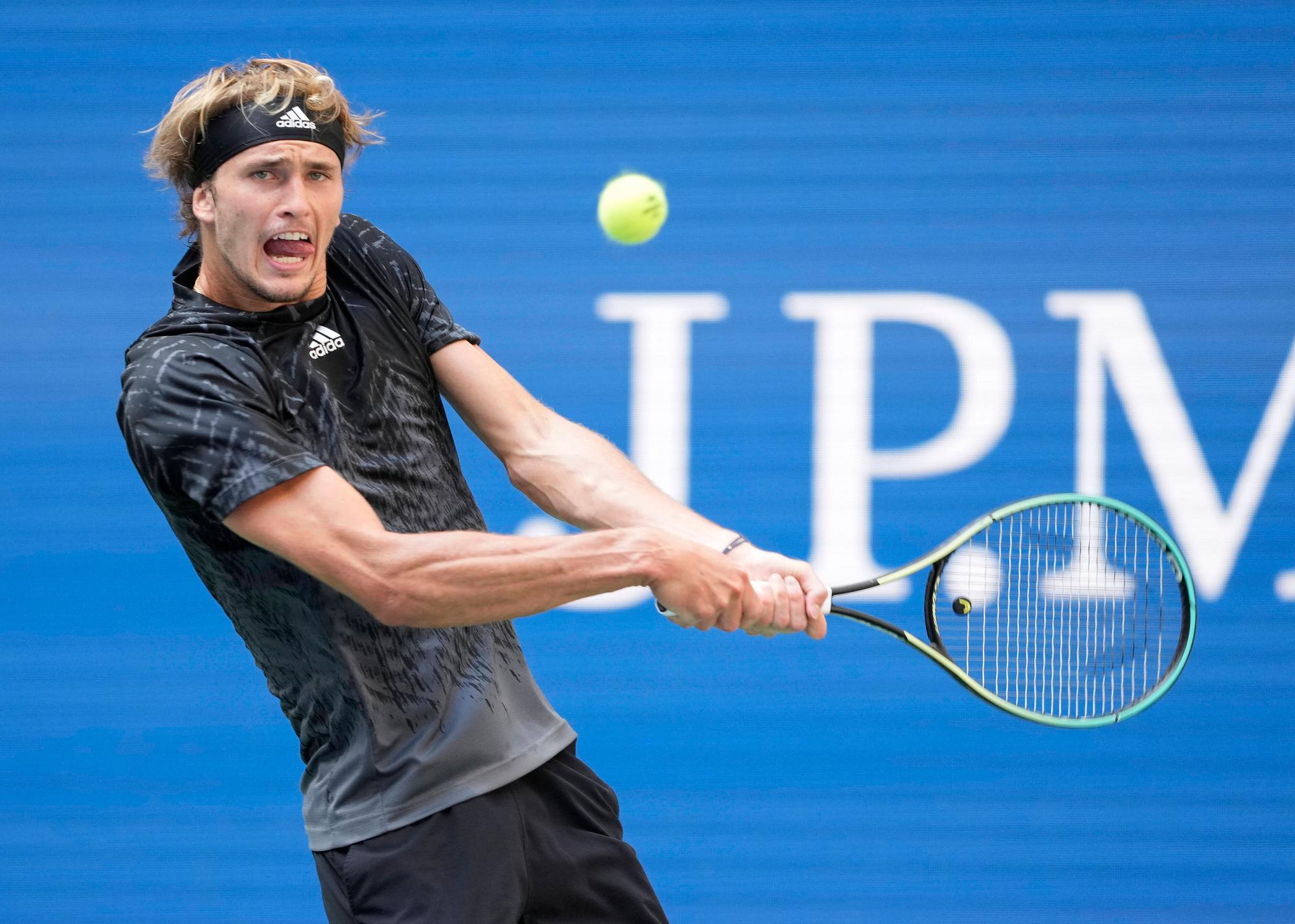 Alexander Zverev schlägt einen Rückhandball bei den US Open.