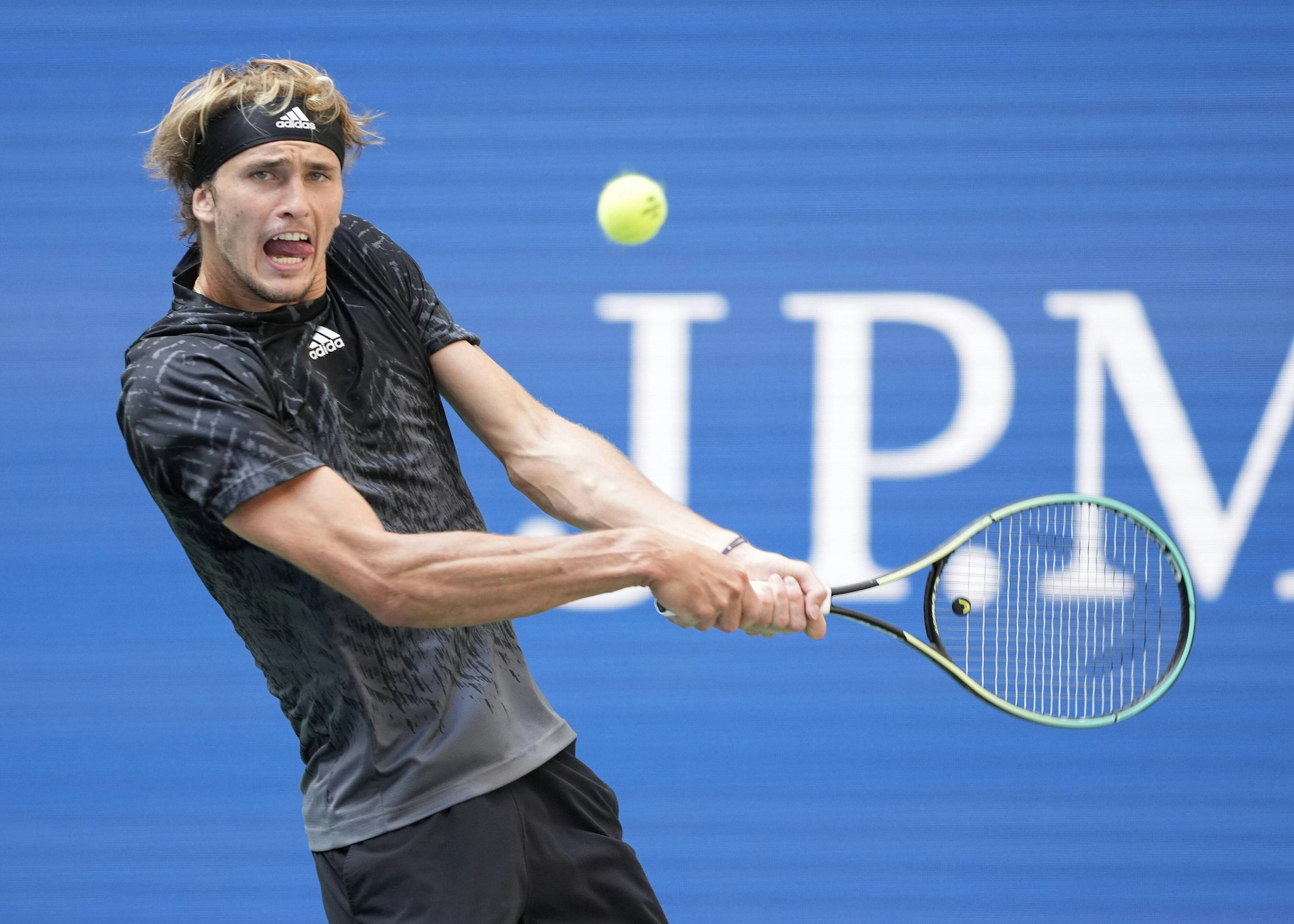 Alexander Zverev schlägt einen Rückhandball bei den US Open.