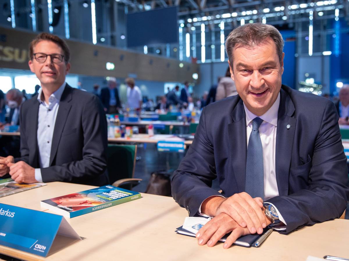 Markus Söder (r), CSU-Parteivorsitzender und Ministerpräsident von Bayern, trifft zum Parteitag ein. Links sitzt Markus Blume, CSU-Generalsekretär. Kurz vor seiner Rede postete er ein Foto seines Spickzettels.