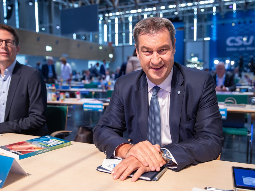 Markus Söder (r), CSU-Parteivorsitzender und Ministerpräsident von Bayern, trifft zum Parteitag ein. Links sitzt Markus Blume, CSU-Generalsekretär. Kurz vor seiner Rede postete er ein Foto seines Spickzettels.