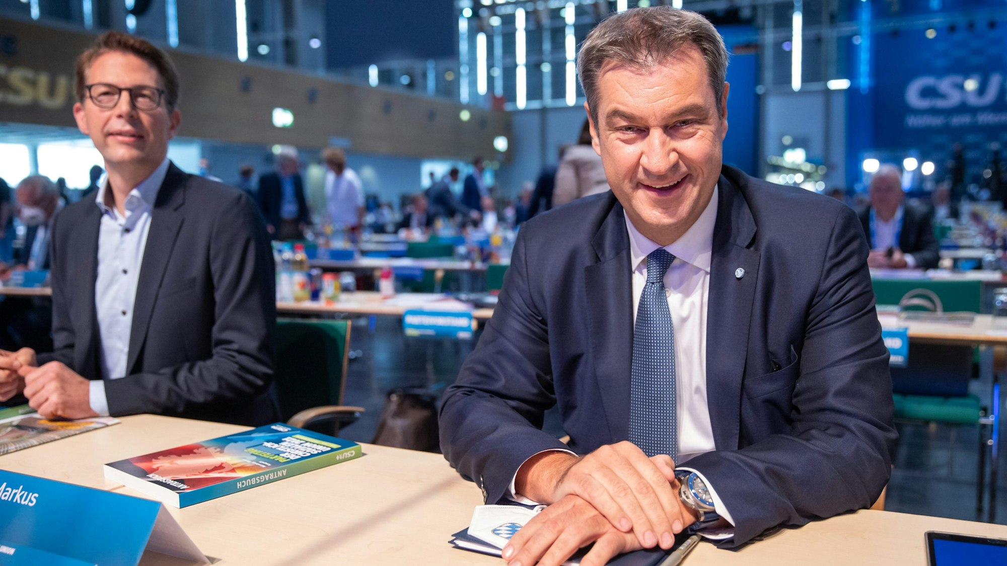 Markus Söder (r), CSU-Parteivorsitzender und Ministerpräsident von Bayern, trifft zum Parteitag ein. Links sitzt Markus Blume, CSU-Generalsekretär. Kurz vor seiner Rede postete er ein Foto seines Spickzettels.