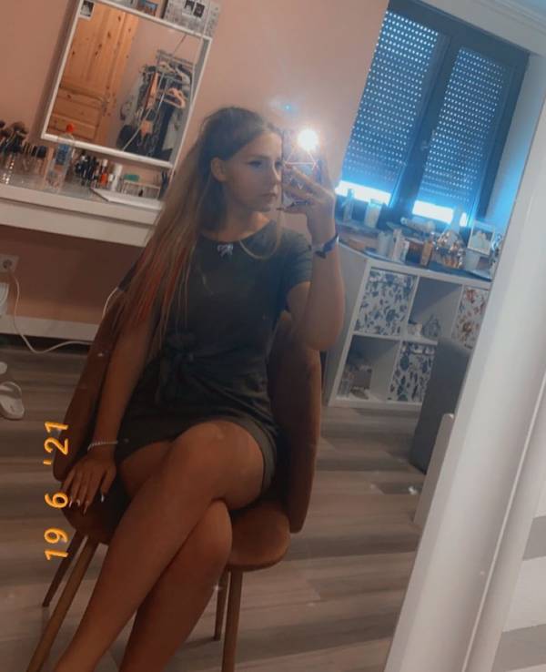 Loredana Wollny fotografiert sich sitzend auf einem Stuhl.