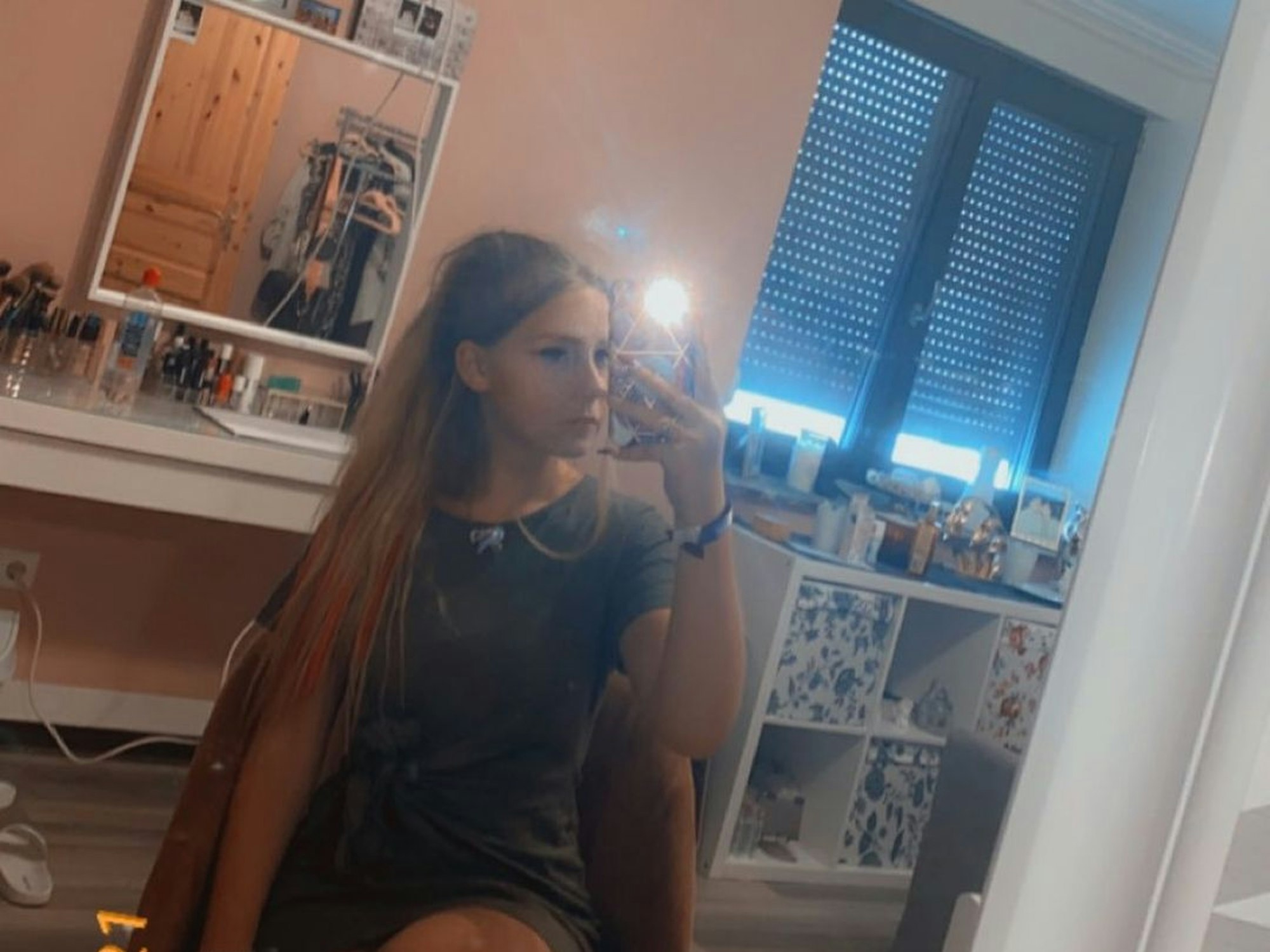 Loredana Wollny fotografiert sich sitzend auf einem Stuhl.