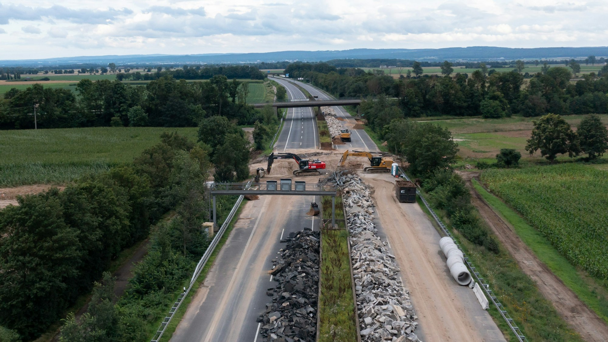 Blick auf die Baustelle an der A61 bei Swisttal-Ollheim am 10. Auugust. Dort sackte die Autobahn durch die Flutkatastrophe ab und wurde zerstört.