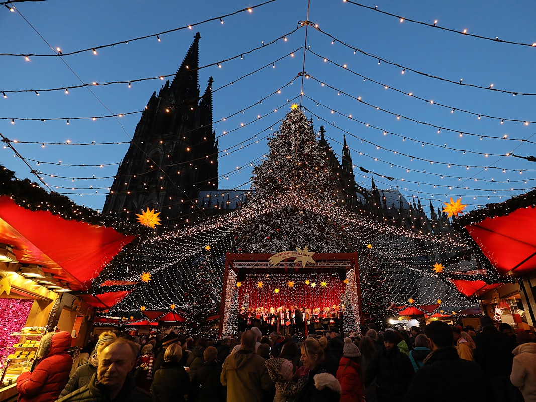 Der Weihnachtsmarkt vor dem Kölner Dom am 23. November 2015. In vielen Städten in NRW laufen die Planungen für die Weihnachtsmärkte 2021 auf Hochtouren.