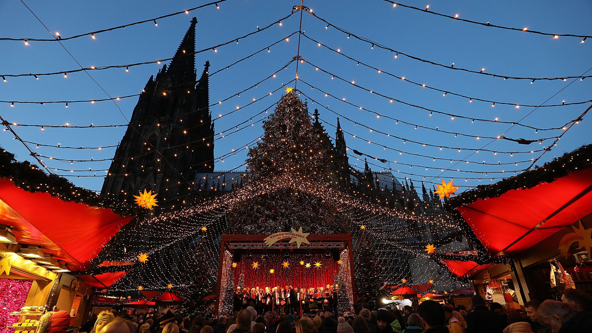 Der Weihnachtsmarkt vor dem Kölner Dom am 23. November 2015. In vielen Städten in NRW laufen die Planungen für die Weihnachtsmärkte 2021 auf Hochtouren.