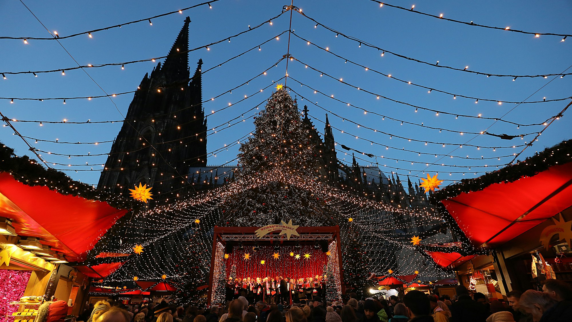 Der Weihnachtsmarkt vor dem Kölner Dom am 23. November 2015. In vielen Städten in NRW laufen die Planungen für die Weihnachtsmärkte 2021  auf Hochtouren.