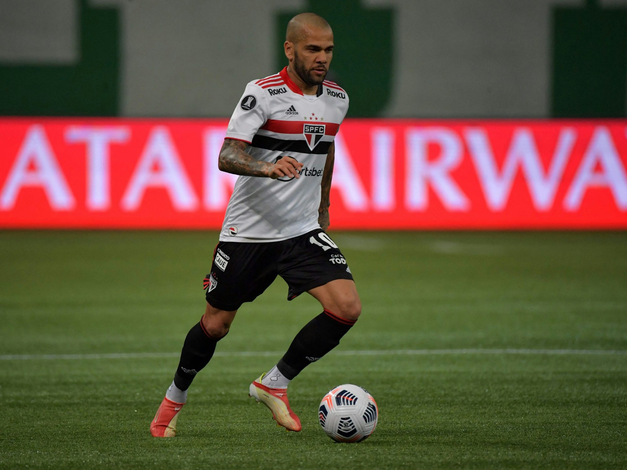 Dani Alves kontrolliert den Ball.