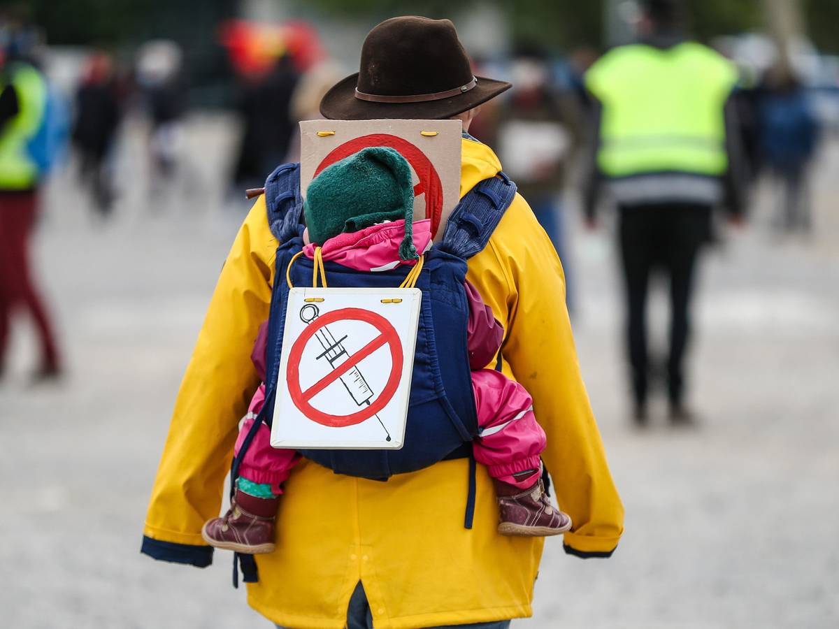 Eine Teilnehmerin einer Protestkundgebung der Initiative «Querdenken» trägt am 2. Mai 2020 auf dem Cannstatter Wasen ein Schild gegen Impfungen auf ihrem Rücken.