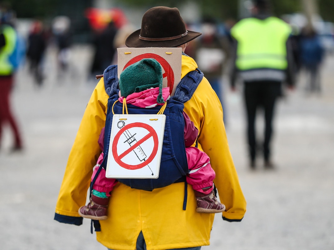 Eine Teilnehmerin einer Protestkundgebung der Initiative «Querdenken» trägt am 2. Mai 2020 auf dem Cannstatter Wasen ein Schild gegen Impfungen auf ihrem Rücken.