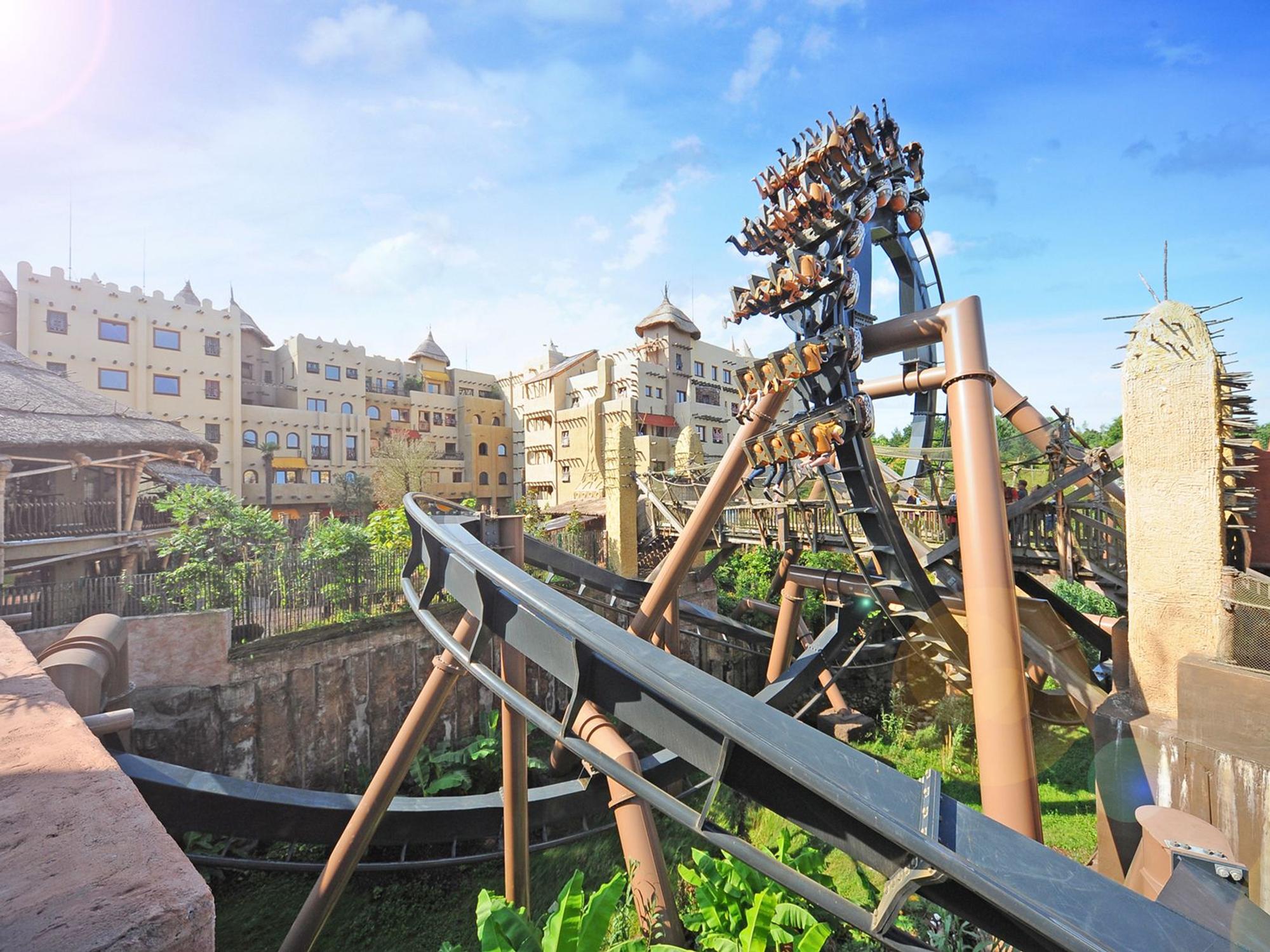 Die „Black Mamba“-Achterbahn im Phantasialand.