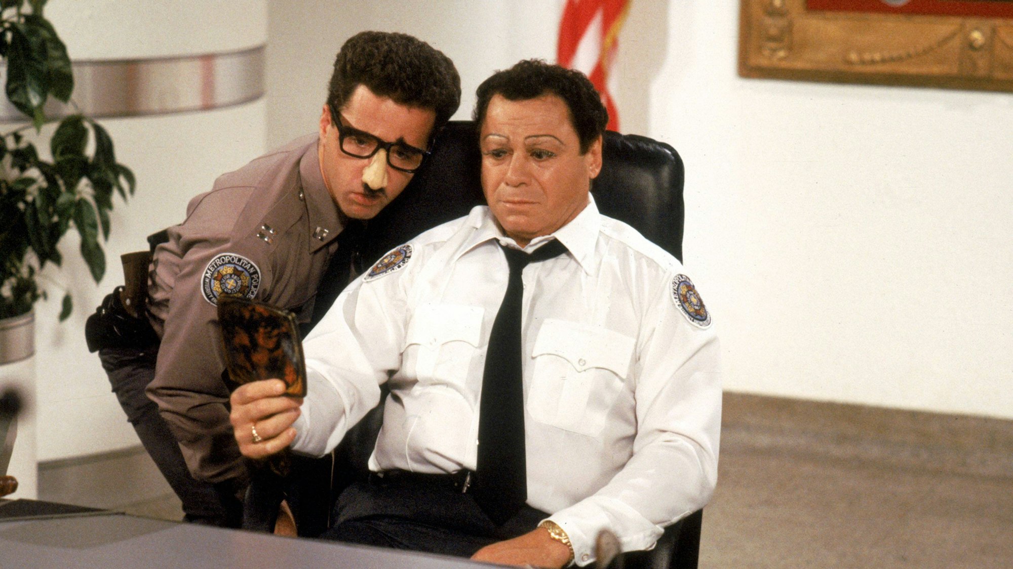 Schauspieler Art Metrano (r., hier in „Police Academy 3“) ist im Alter von 84 Jahren gestorben.