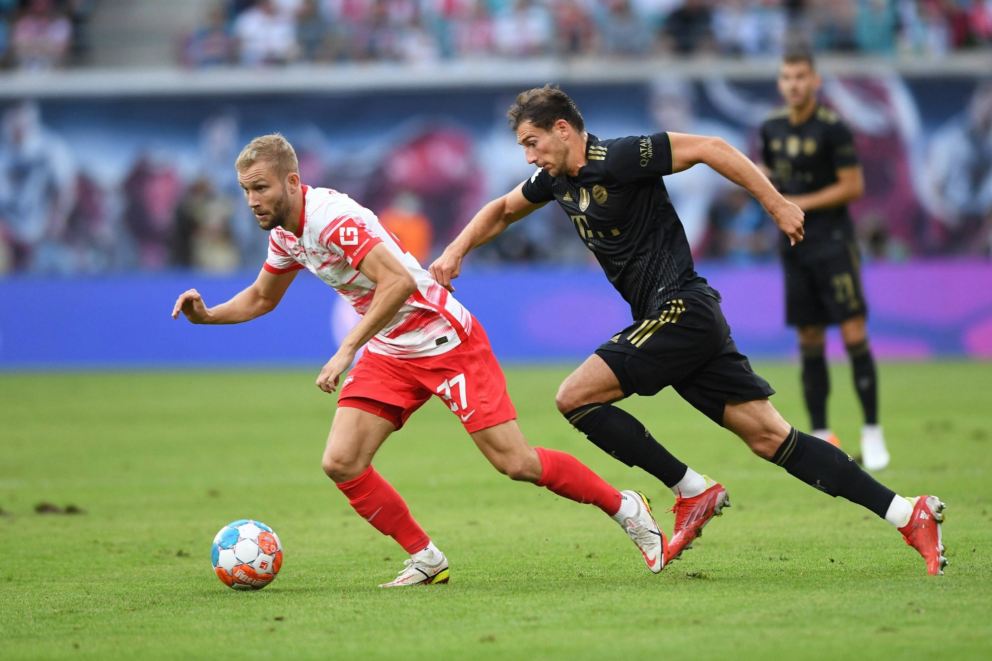 Konrad Laimer im Duell mit Leon Goretzka