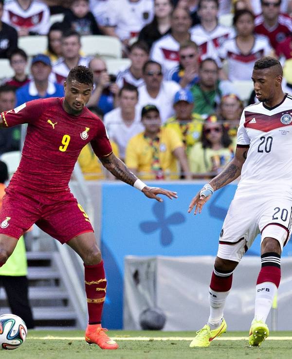 Kevin-Prince Boateng im Trikot von Ghana führt den Ball am Fuß, Jerome Boateng im deutschen Trikot versucht, seinen Halbbruder zu verteidigen.