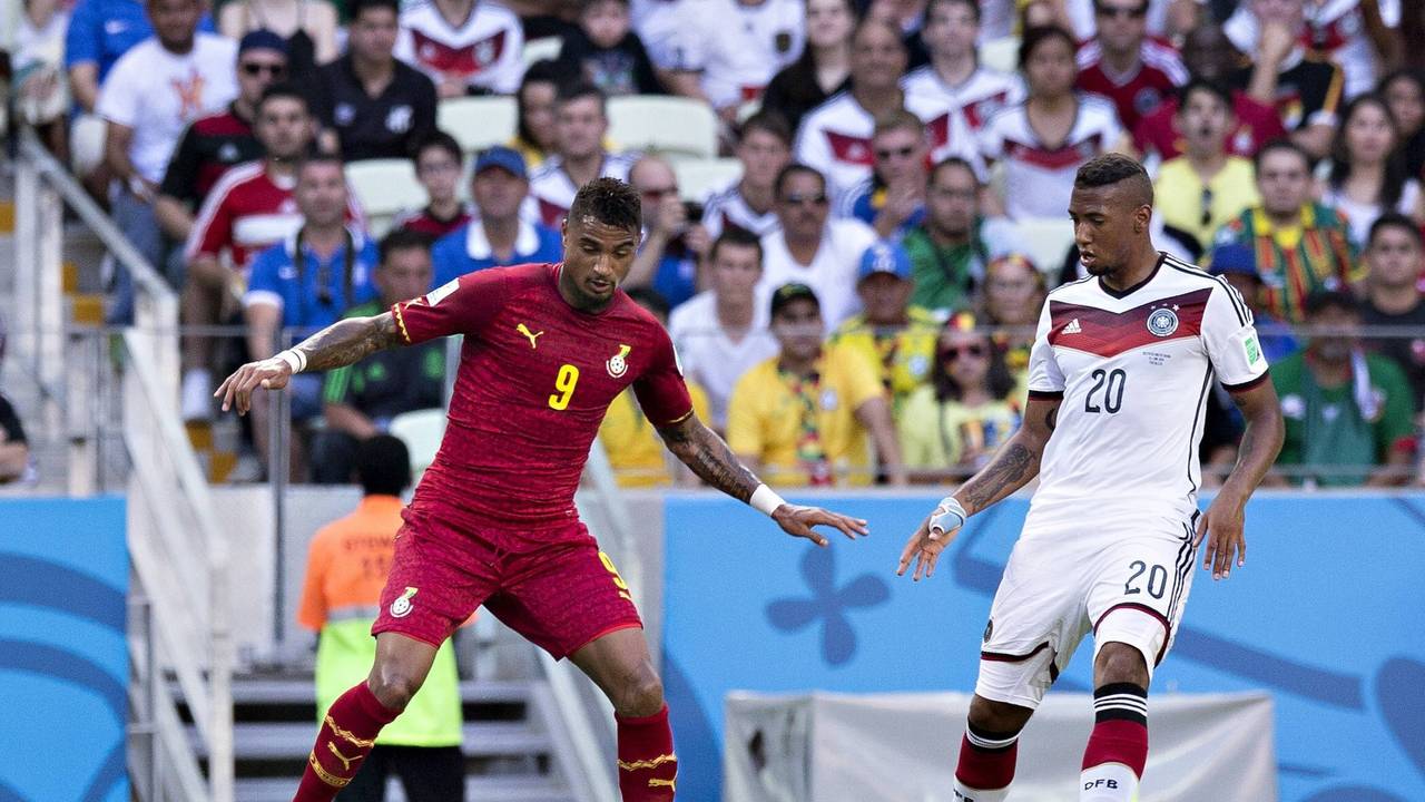 Kevin-Prince Boateng im Trikot von Ghana führt den Ball am Fuß, Jerome Boateng im deutschen Trikot versucht, seinen Halbbruder zu verteidigen.
