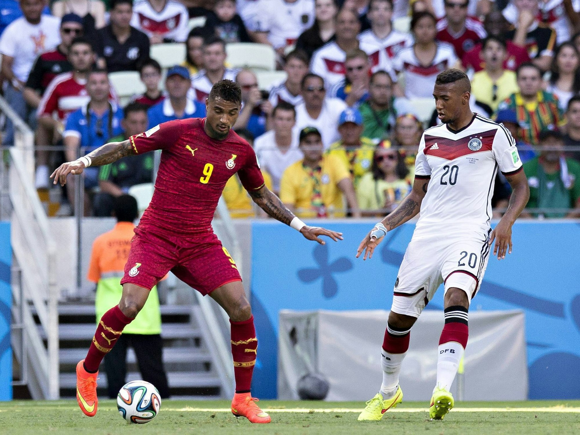 Kevin-Prince Boateng im Trikot von Ghana führt den Ball am Fuß, Jerome Boateng im deutschen Trikot versucht, seinen Halbbruder zu verteidigen.