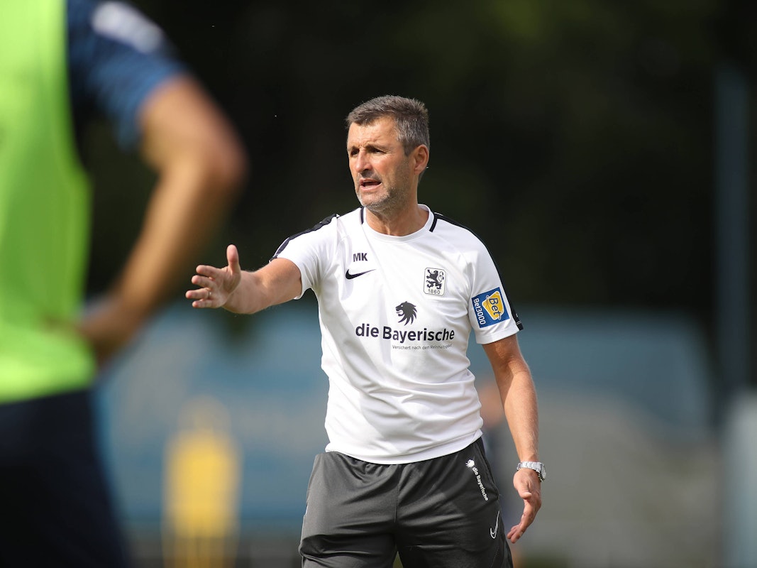 Trainer Michael Köllner (TSV 1860 München) darf am Sonntag nicht ins Stadion beim Hallescher FC.