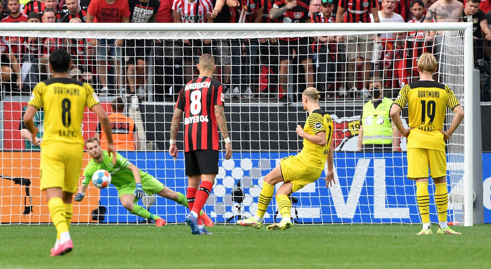 Erling Haaland trifft vom Elfmeterpunkt