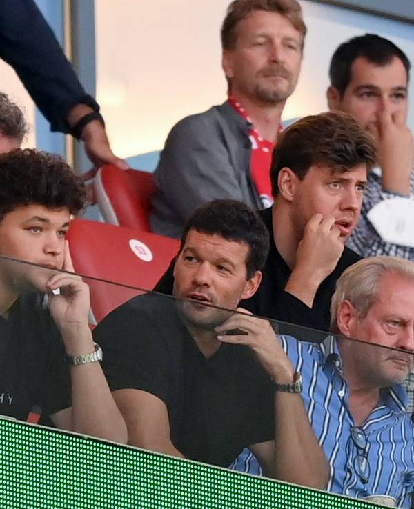 Ex-Nationalspieler Michael Ballack und sein Sohn Louis auf der Tribüne