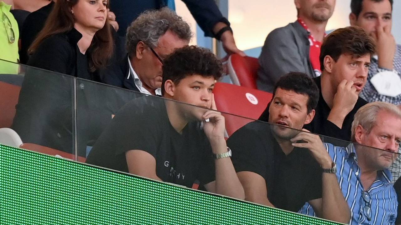 Ex-Nationalspieler Michael Ballack und sein Sohn Louis auf der Tribüne